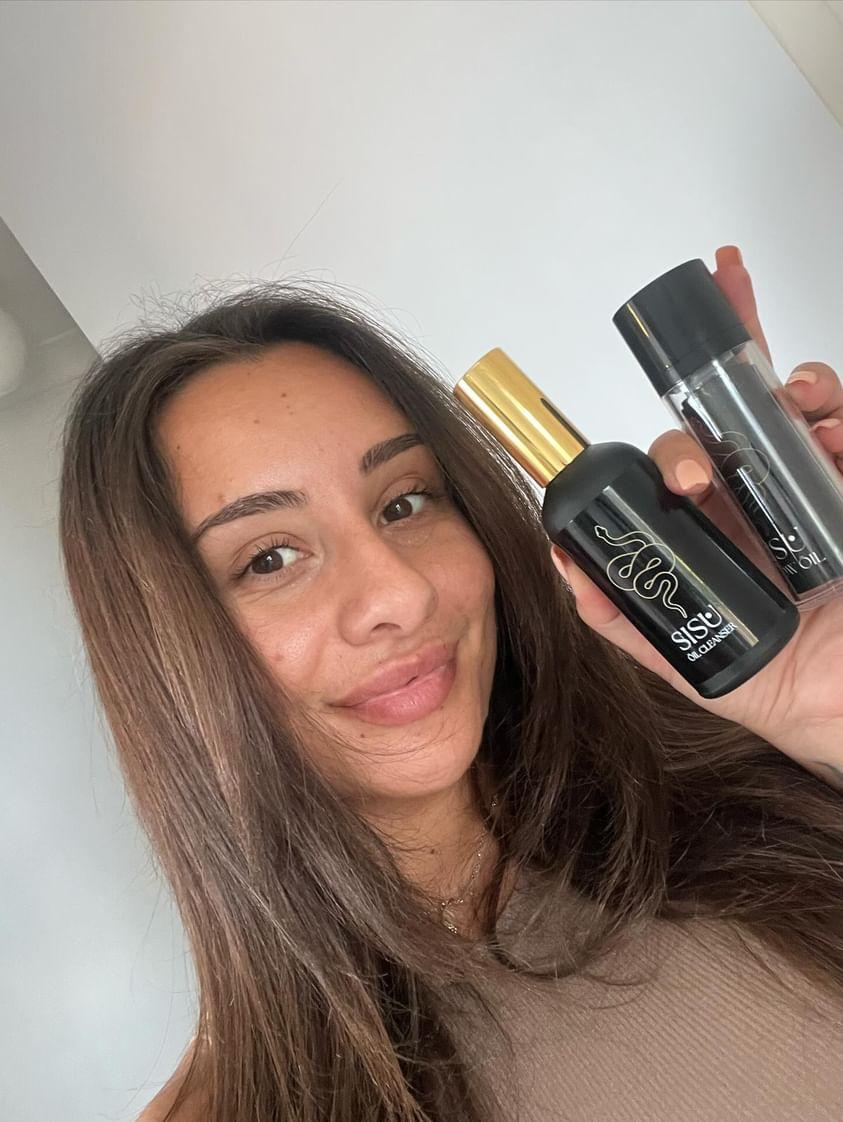 Formulated with hemp seed, grape seed, and pumpkin seed oils, this oil cleanser dissolves waterproof makeup and sunscreen effortlessly. It outperforms micellar water by deeply cleansing pores, leaving acne-prone skin smooth, radiant, and hydrated without residue.