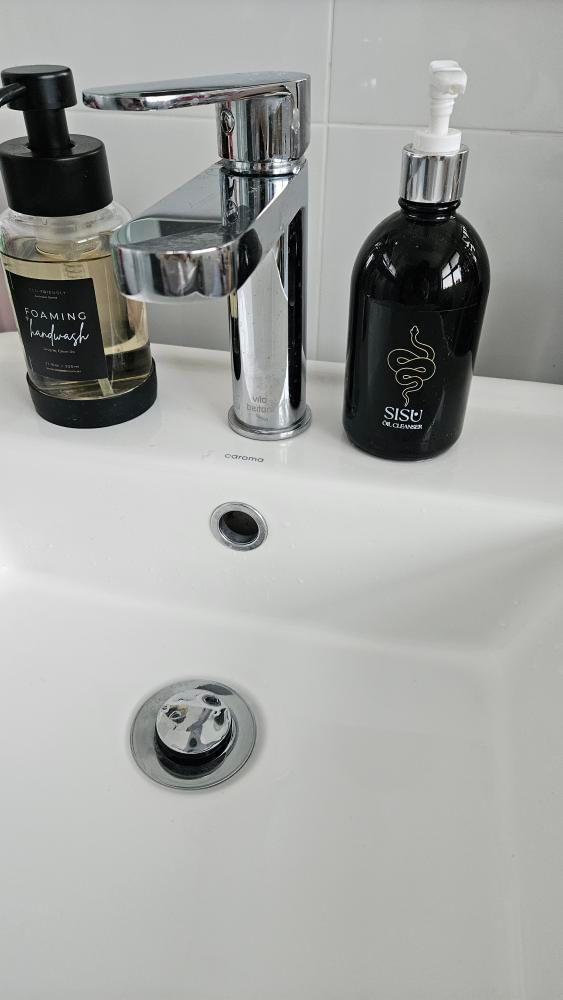Looking for a luxury oil cleanser? This 50ml size comes in elegant glass packaging and is infused with safflower, sunflower, and MCT oils. It effortlessly removes makeup and impurities, leaving acne-prone skin soft, hydrated, and glowing—perfect for on-the-go indulgence.