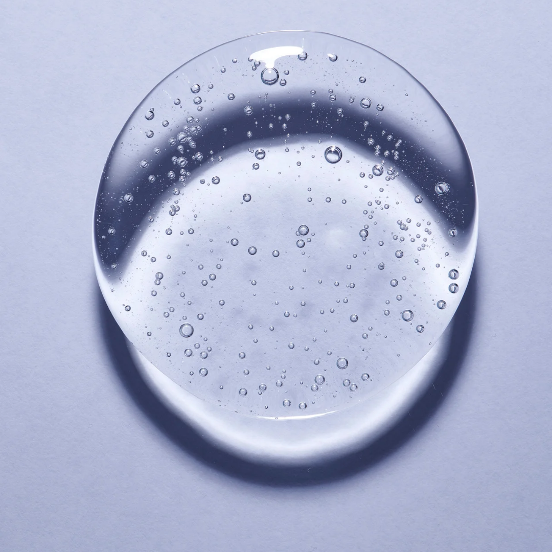 Glycerin locks in moisture, softens skin, and enhances barrier function. Pentavitin delivers 72-hour hydration, binding deeply for lasting comfort. Hydrolyte Green boosts moisture retention, soothes, and revitalizes for a plump, refreshed look.