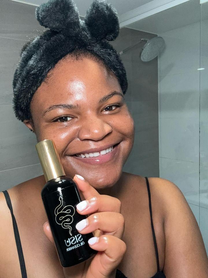 Crafted with safflower, sunflower, and MCT oils, this oil cleanser leaves skin feeling silky-smooth, hydrated, and refreshed. It gently removes makeup, sunscreen, and impurities while nourishing the skin barrier, giving acne-prone skin a soft, balanced, and glowing finish.

