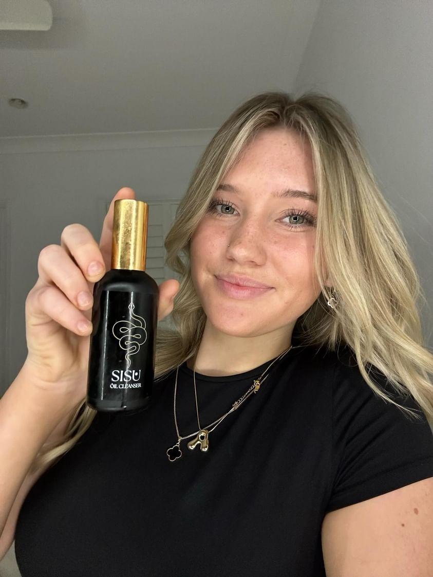 Looking for the perfect oil cleanser for teens? This 50ml size, with safflower, sunflower, and MCT oils, is ideal for young, acne-prone skin. It gently removes makeup and impurities without clogging pores, leaving skin soft, hydrated, and balanced—perfect for maintaining a clear, healthy complexion.

