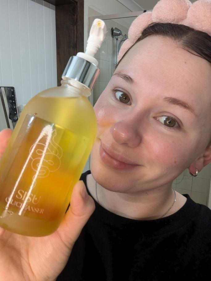 Looking for a luxurious oil cleanser? This 50ml formula comes in a sleek frosted glass pump, adding elegance to your skincare routine. Infused with safflower, sunflower, and MCT oils, it gently removes makeup and impurities, leaving acne-prone skin soft, hydrated, and refreshed with every use.

