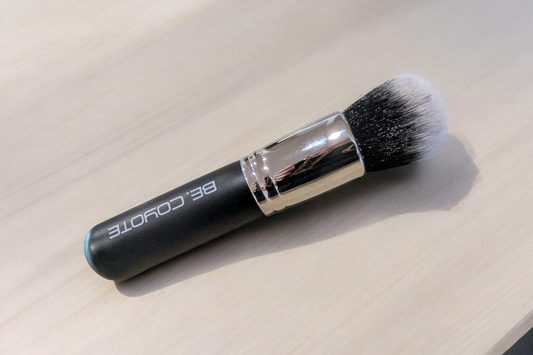 Achieve a flawless finish with this larger, ultra-soft brush, designed for seamless mineral makeup application. Its dense, rounded bristles evenly blend powder, delivering smooth, buildable coverage for a natural, airbrushed look.

