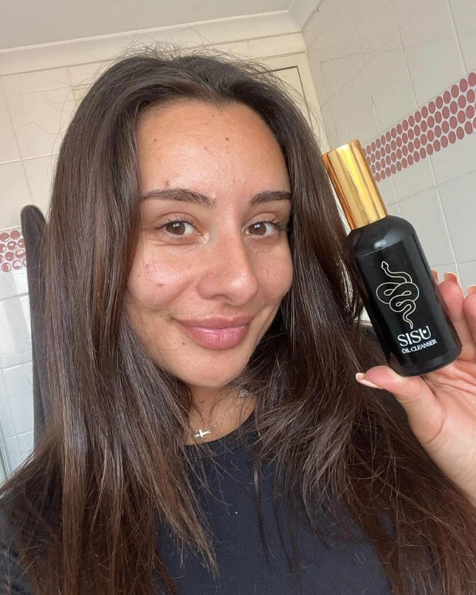 An oil cleanser with hemp seed, grape seed, and pumpkin seed oils melts away makeup, sunscreen, and impurities while nourishing the skin. Rich in essential fatty acids and antioxidants, it leaves acne-prone skin glowing, soft, and perfectly balanced without clogging pores.

